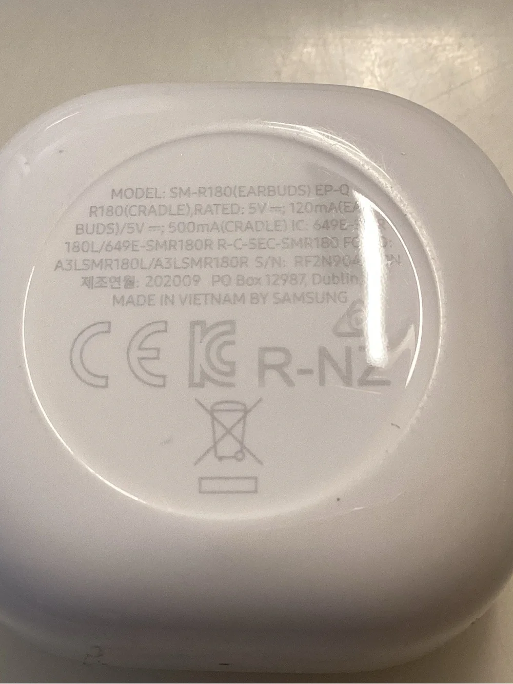 Samsung White Wireless Earbuds Charging Case with White Tip Rings